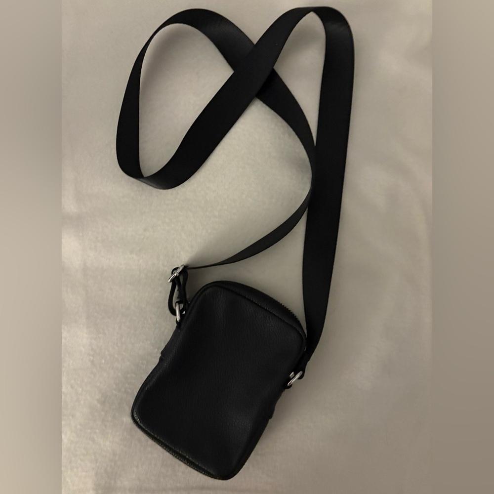 2/10 ✨Faux leather crossbody bag
